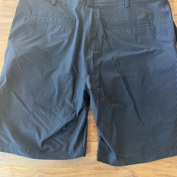 Adidas golf shorts. Worn 2 or 3 times. Size 36 - Picture 2 of 3